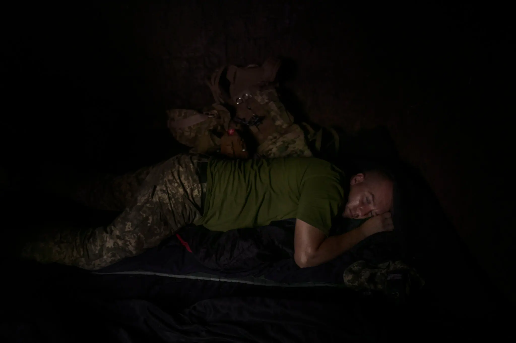 Морський піхотинець відпочиває в п'ятницю в бліндажі на передовій.